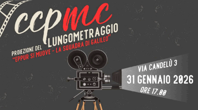 in alto a sinistra pellicola di film con scritta CCPMC al centro macchina da presa che illumina la scritta sulla destra di data e ora dell'evento
